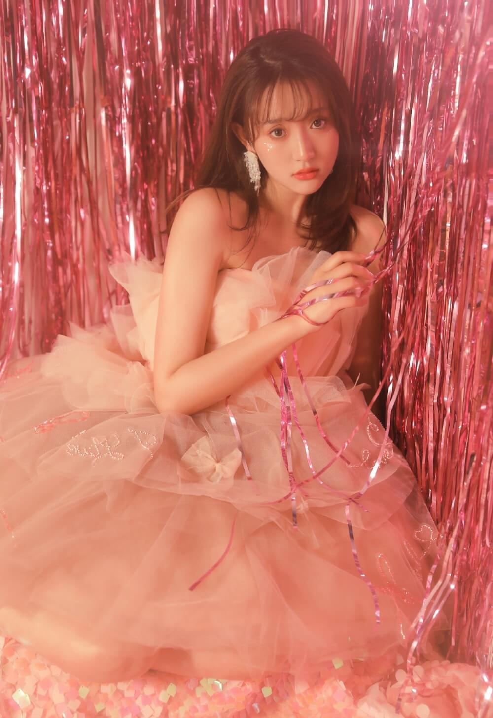 桃花妆美女粉色薄纱蓬蓬裙美腿杀艺术写真图片