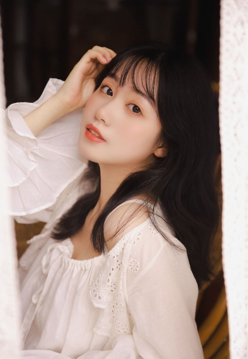 空气刘海杏眼女孩娇艳欲滴窗前写真套图