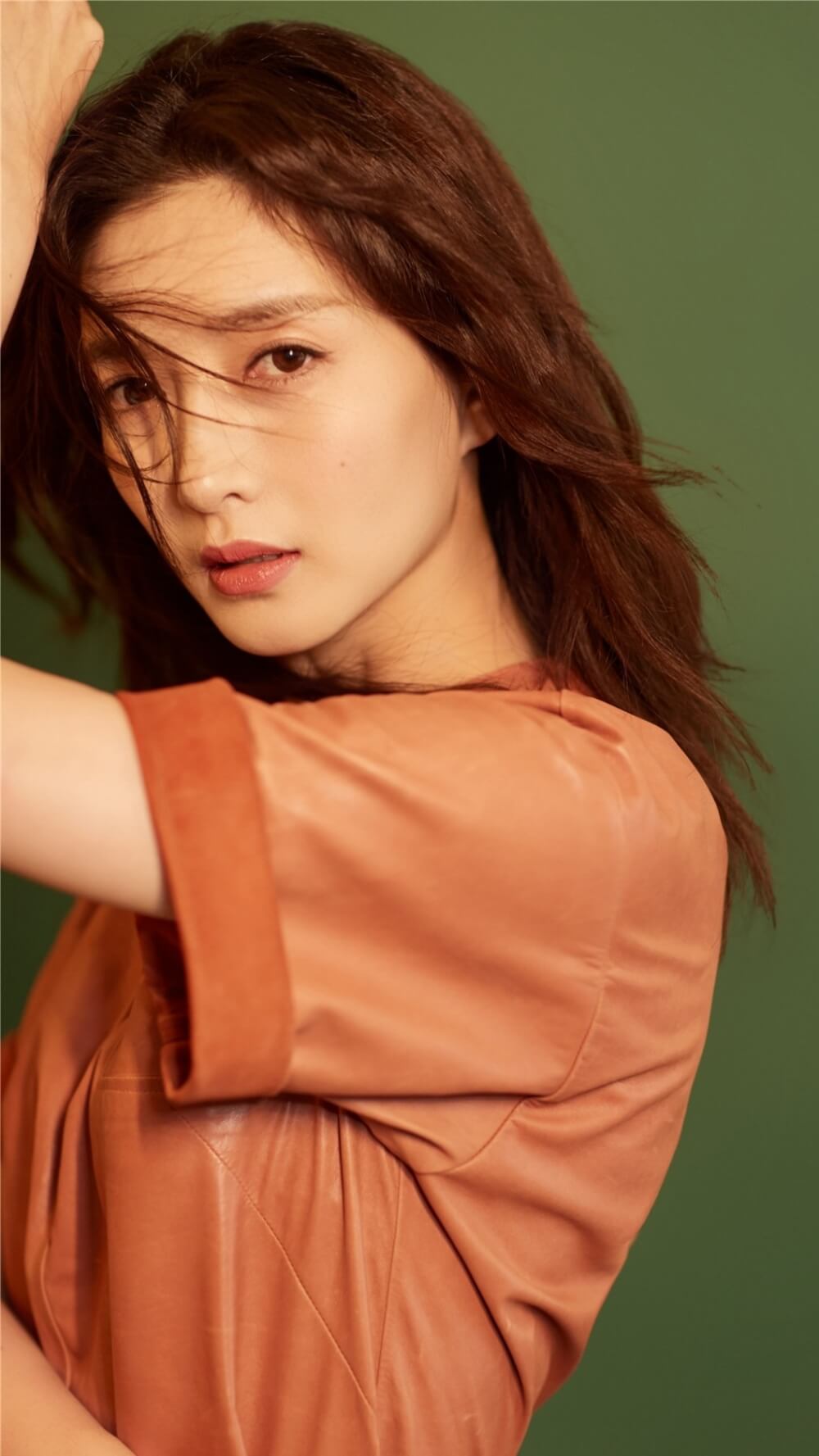 江疏影发丝微动温柔皮质短裙时尚代言图片