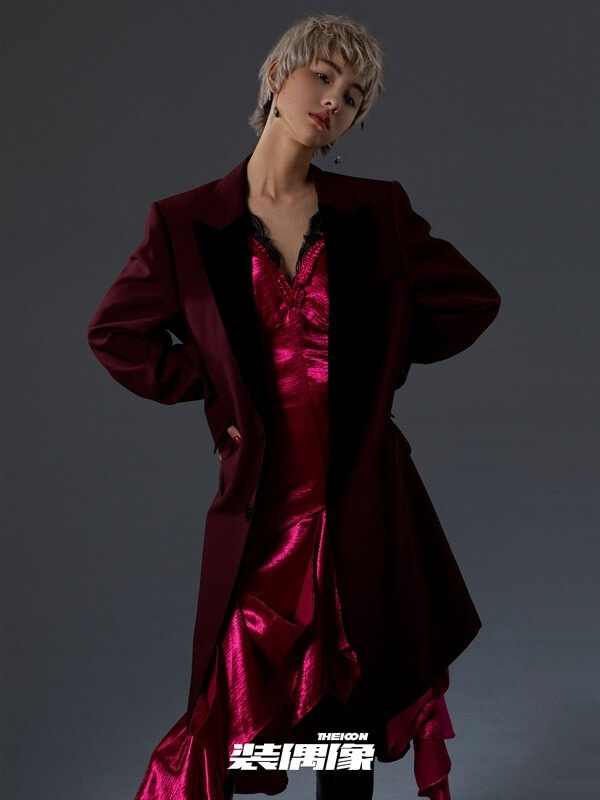 陈都灵叛逆银色短发红色吊带裙西装风情写真图片