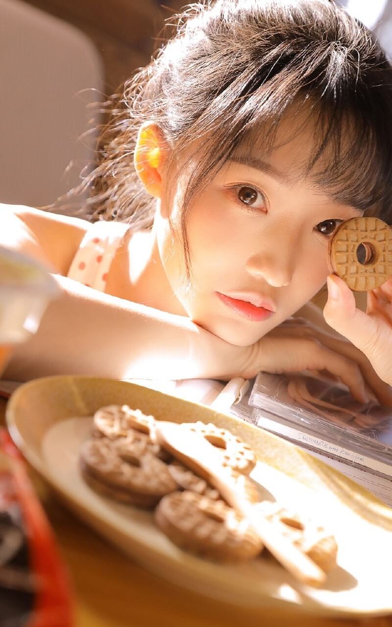 红色波点背心软妹明媚室内俏皮可爱私房图片