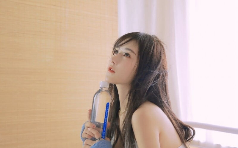 丰腴好身材氧气美女挂脖吊带迷人风情图片