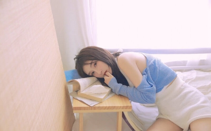 丰腴好身材氧气美女挂脖吊带迷人风情图片