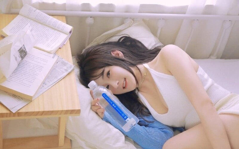 丰腴好身材氧气美女挂脖吊带迷人风情图片