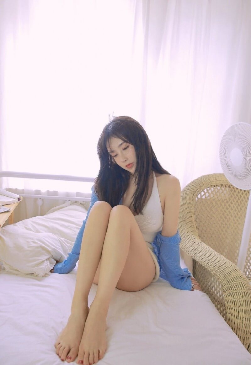 丰腴好身材氧气美女挂脖吊带迷人风情图片