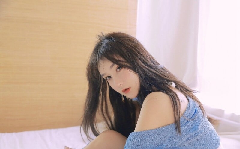 丰腴好身材氧气美女挂脖吊带迷人风情图片