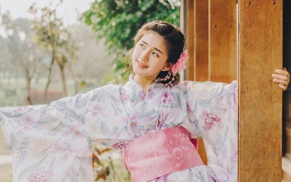 赵露思头戴花朵穿日式和服甜味满分户外写真图片