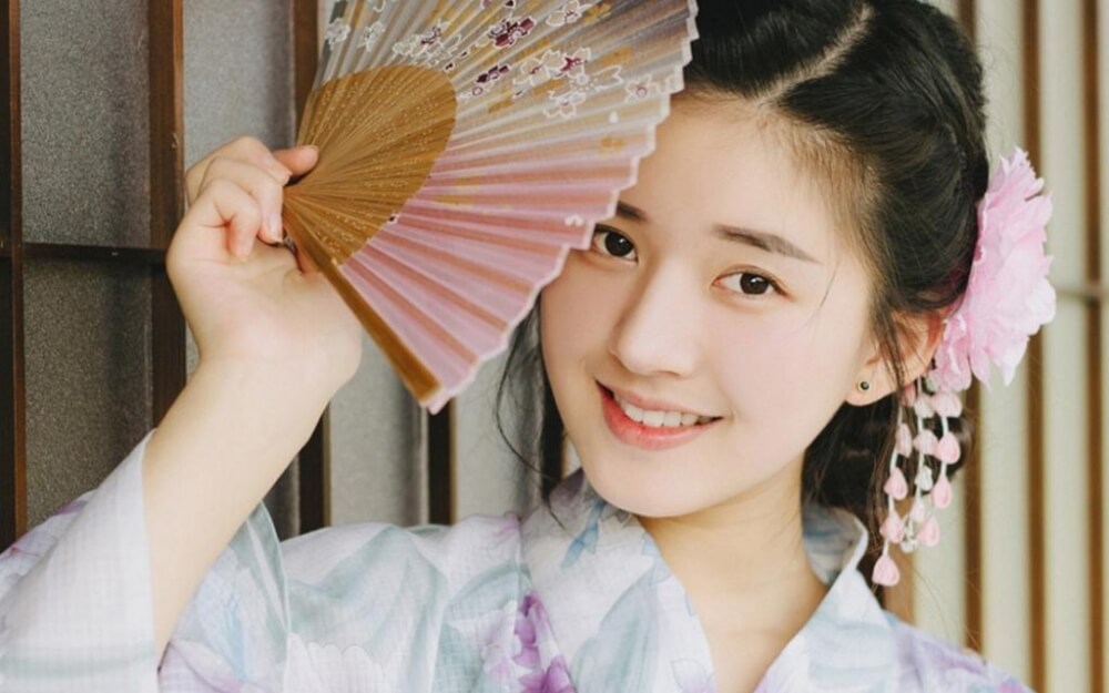 赵露思头戴花朵穿日式和服甜味满分户外写真图片