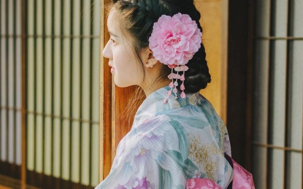 赵露思头戴花朵穿日式和服甜味满分户外写真图片