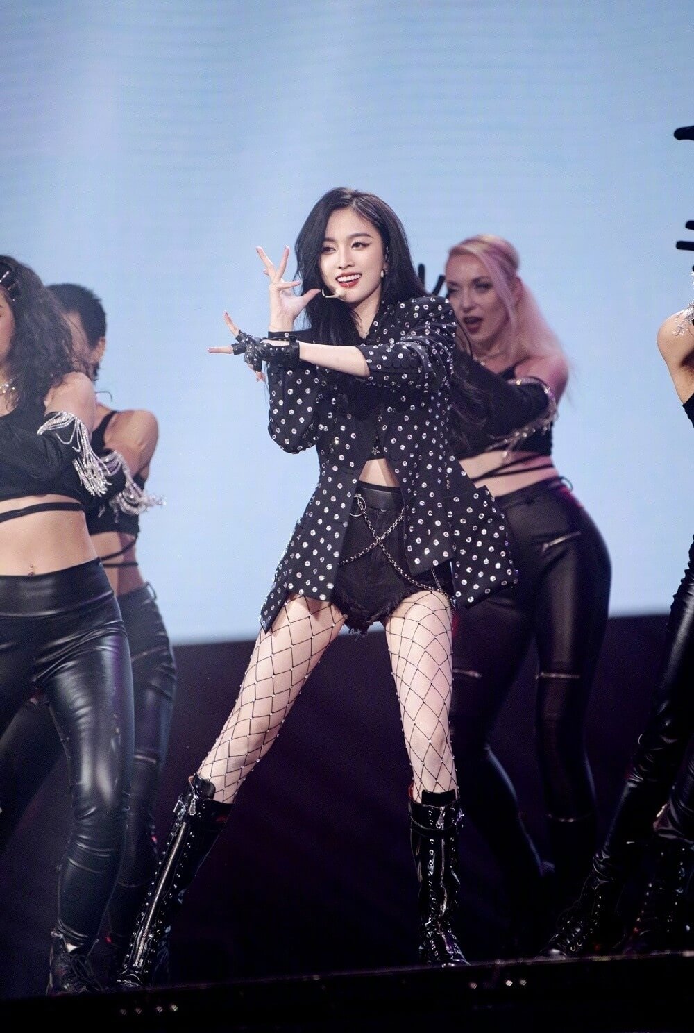 吴宣仪反差魅力又甜又酷大长腿高清舞台图片