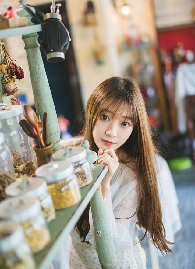 恬静棕发小姐姐薄纱长裙小家碧玉图片写真