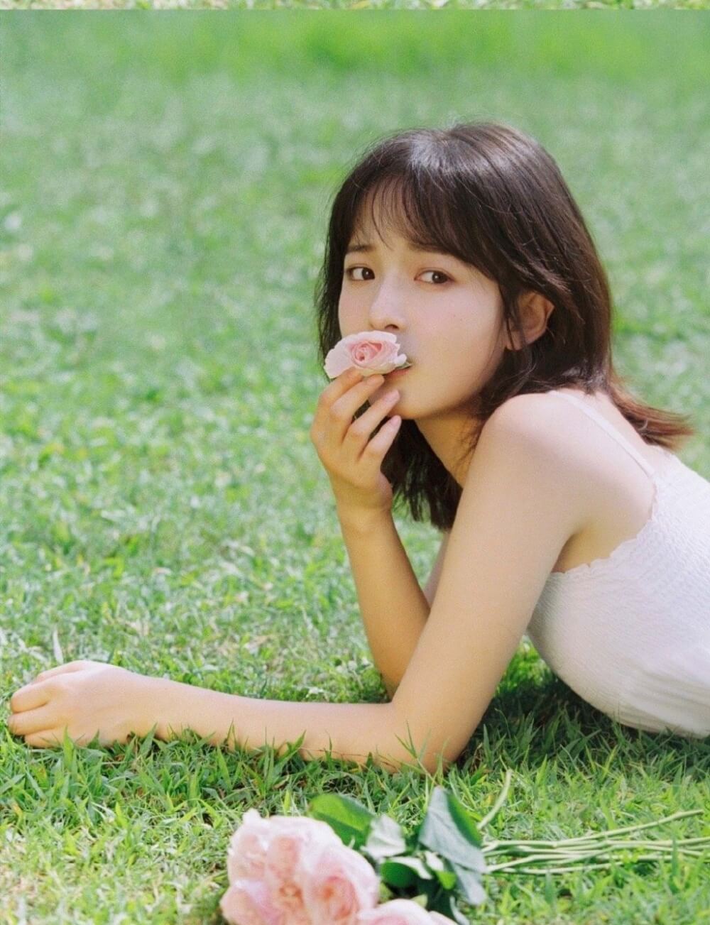 头戴花朵可爱短脸软妹日杂风胶卷图片写真