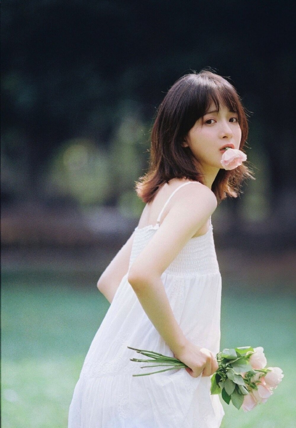 头戴花朵可爱短脸软妹日杂风胶卷图片写真