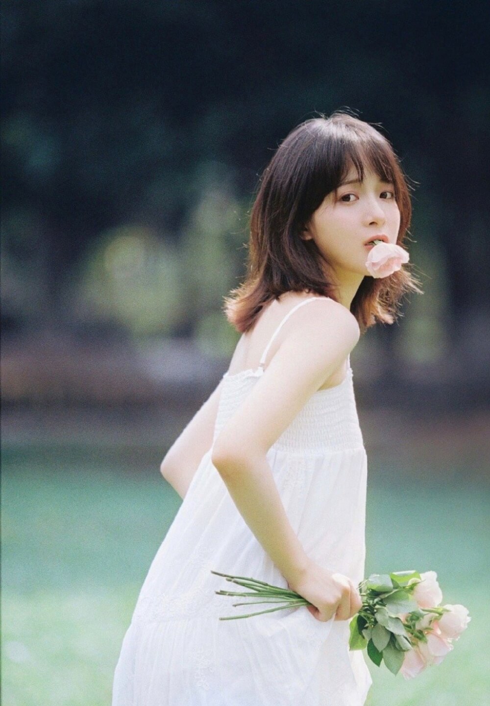 头戴花朵可爱短脸软妹日杂风胶卷图片写真