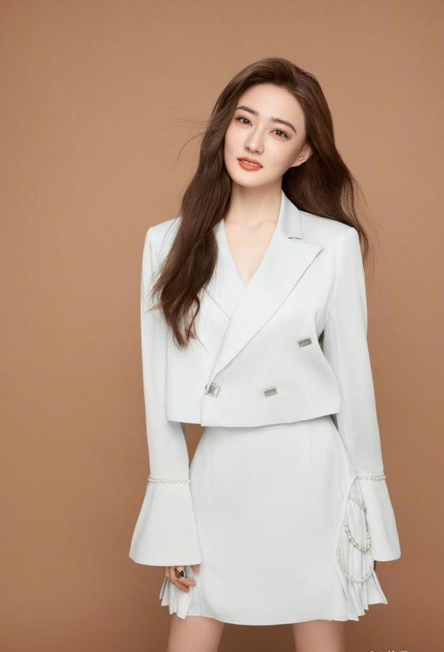 想要清纯又性感怎么穿?让徐璐的最新穿搭告诉你