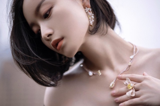 黑丝绒礼服怎么穿 倪妮用黑丝绒礼服展现婀娜身姿美如黑天鹅！