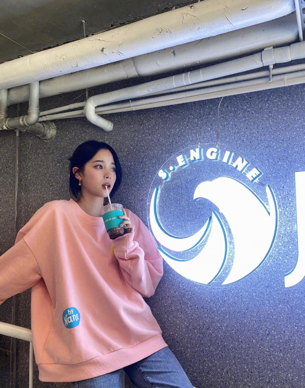 欧阳娜娜咖啡店门口摆拍，穿卫衣直筒裤镜头下像网红