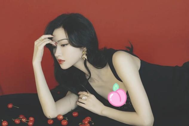 32岁景甜晒复古大片，黑裙深v尽显身材曲线