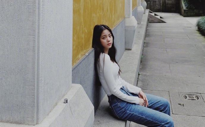 欧阳娜娜咖啡店门口摆拍，穿卫衣直筒裤镜头下像网红