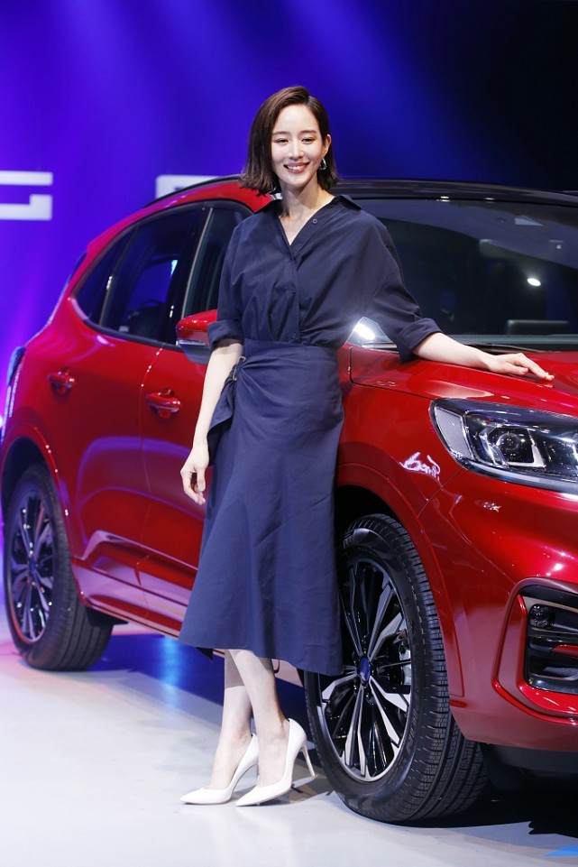 张钧甯穿砍袖款式肌肉线条抢眼，气质干净优雅