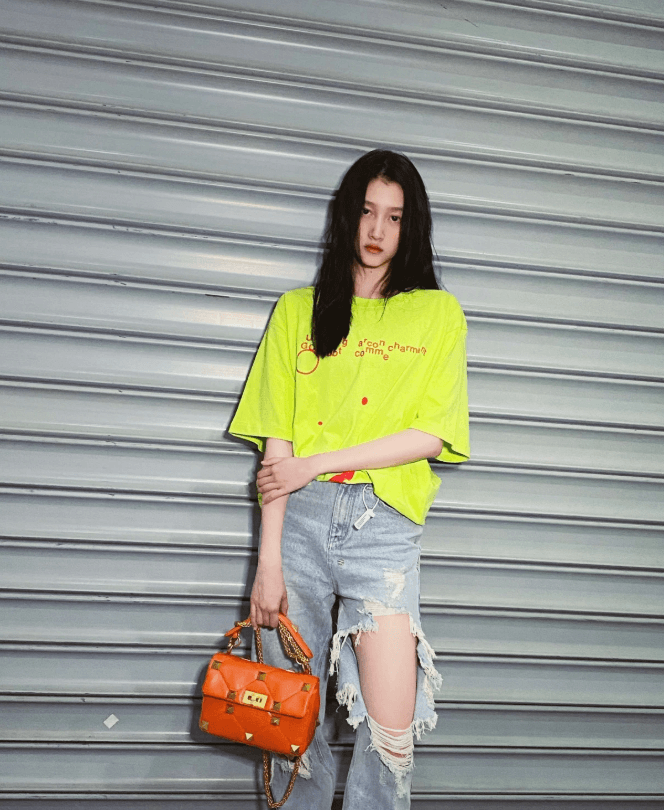 腿长就是任性！看到关晓彤裤子上的破洞，一般人不敢模仿