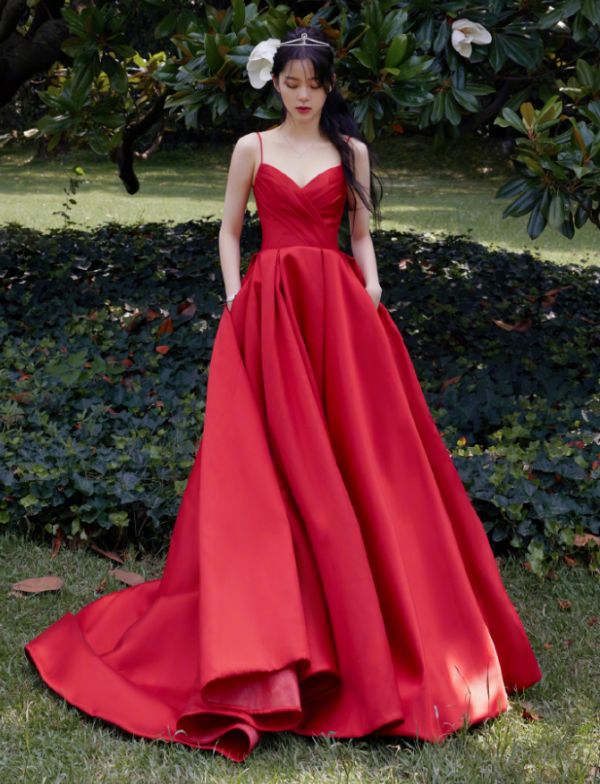 欧阳娜娜上演“湿身诱惑”？穿薄纱衣下水时连内搭都看得清楚