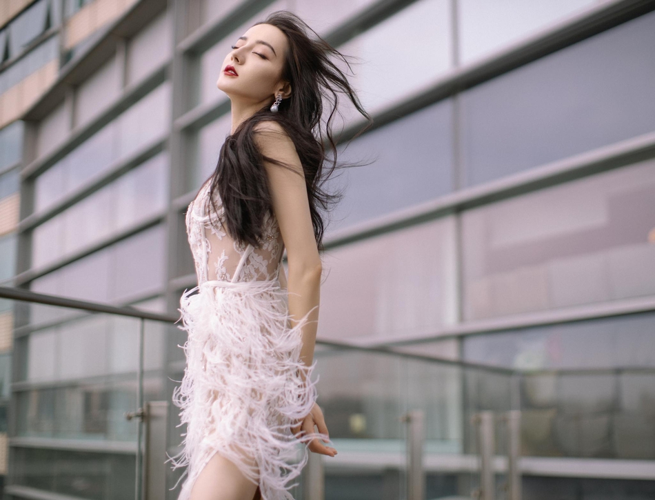 迪丽热巴穿白色镂空裙秀曼妙身姿 这才是真人间尤物！