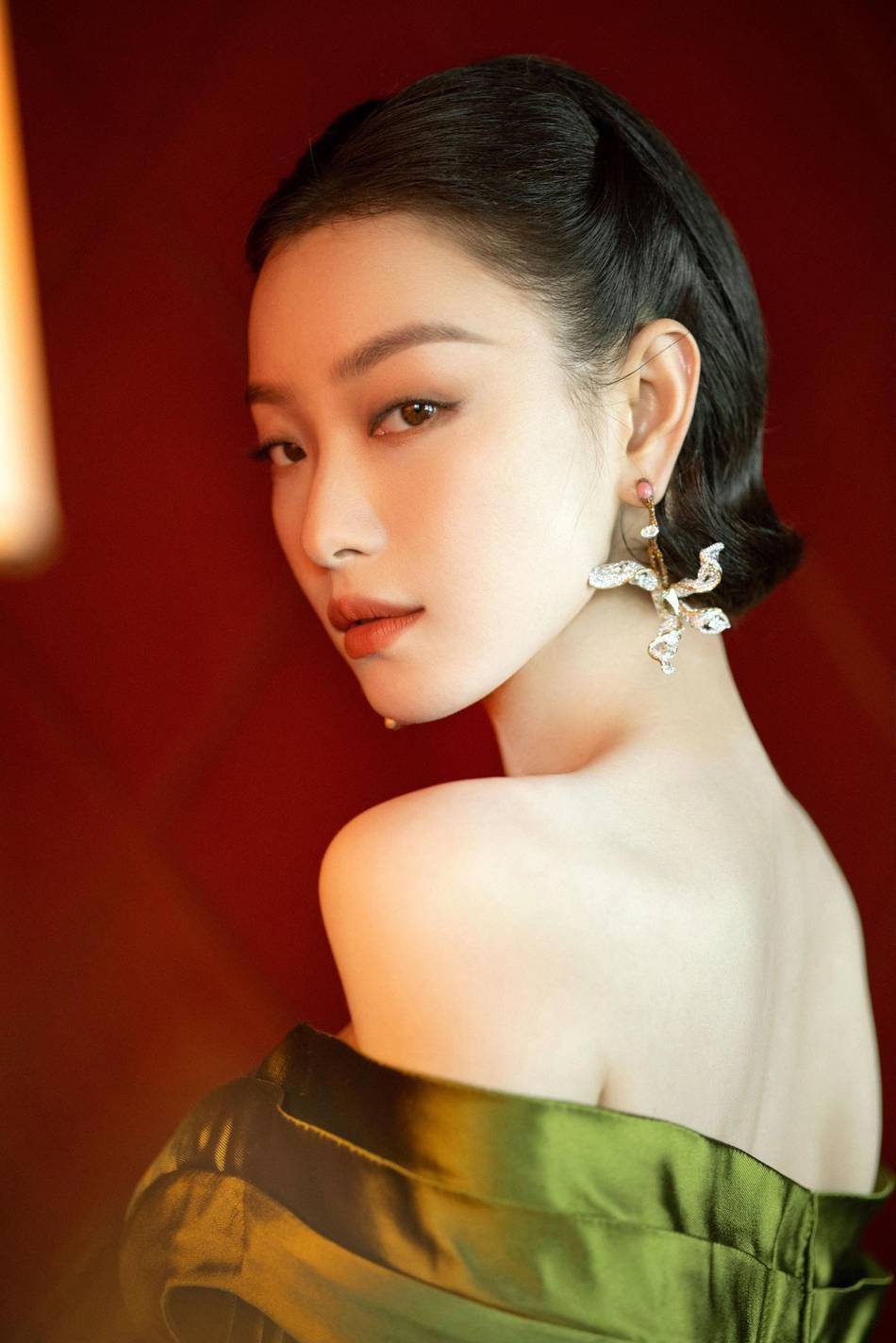 倪妮穿绿色复古花萼裙秀身材 戴兰花耳环清雅别致