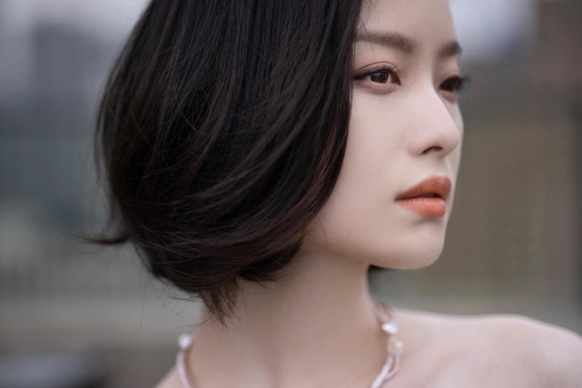 黑丝绒礼服怎么穿 倪妮用黑丝绒礼服展现婀娜身姿美如黑天鹅！