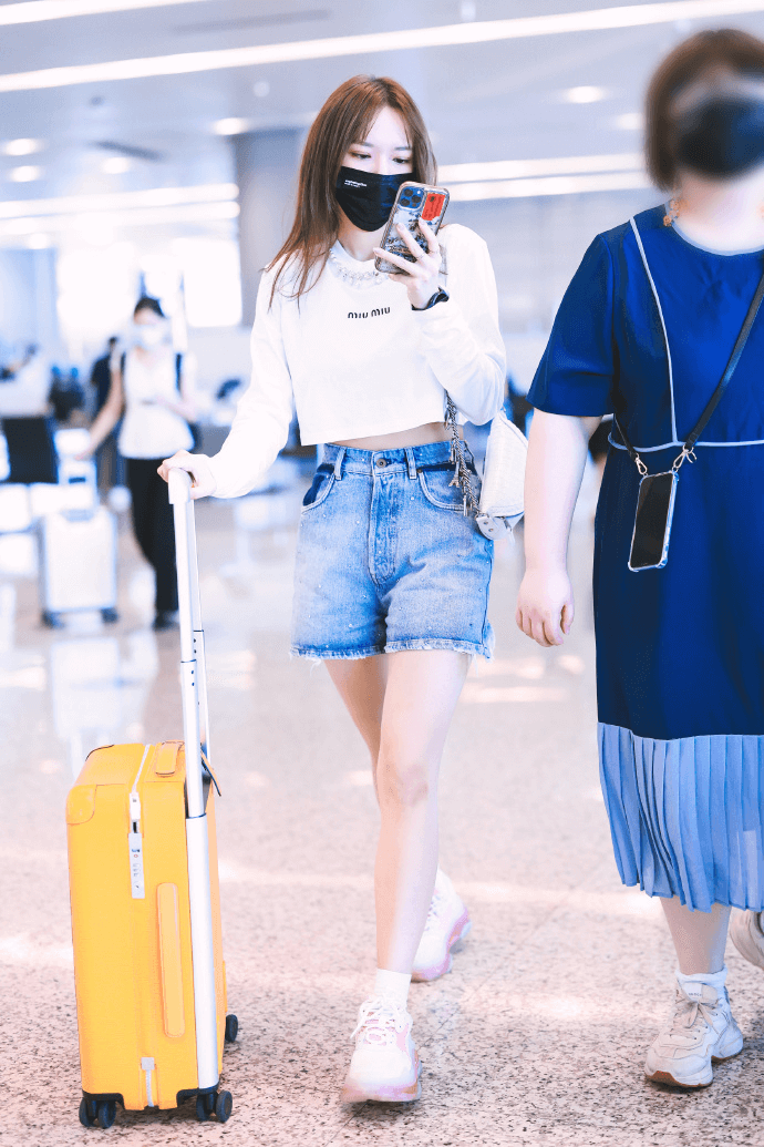 程潇机场街拍：穿露腰T太撩人，是多少男生的理想女神啊