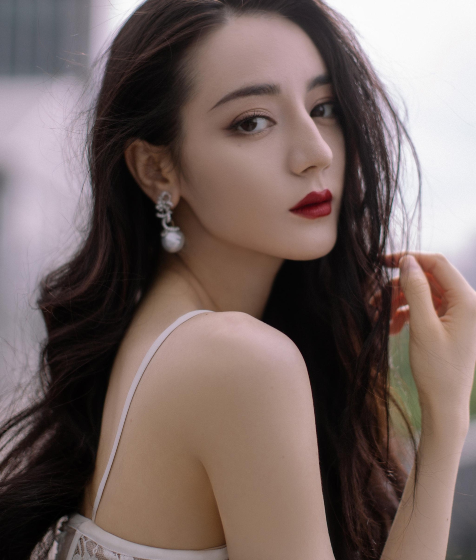 迪丽热巴穿白色镂空裙秀曼妙身姿 这才是真人间尤物！