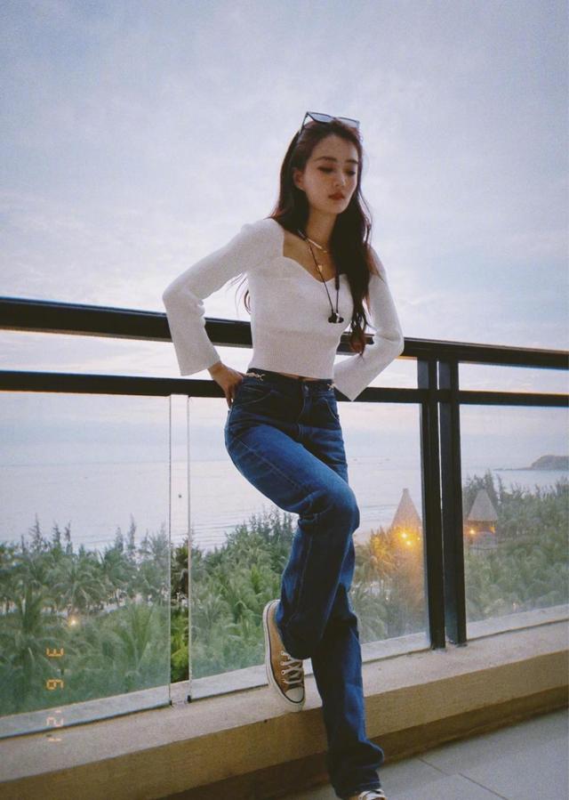 想要清纯又性感怎么穿?让徐璐的最新穿搭告诉你
