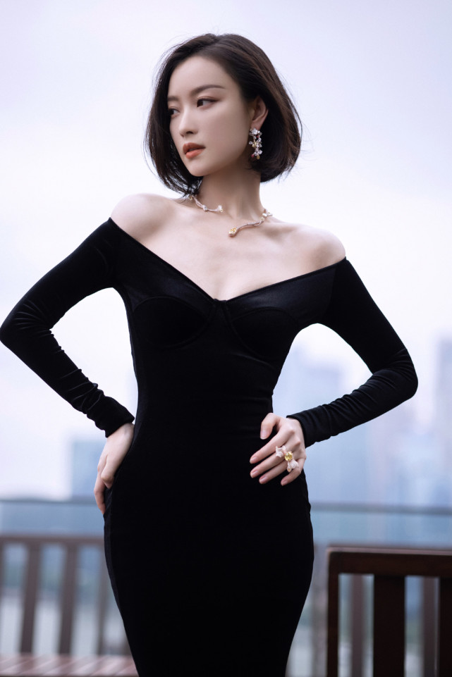 黑丝绒礼服怎么穿 倪妮用黑丝绒礼服展现婀娜身姿美如黑天鹅！