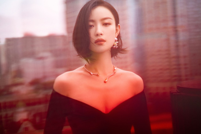 黑丝绒礼服怎么穿 倪妮用黑丝绒礼服展现婀娜身姿美如黑天鹅！