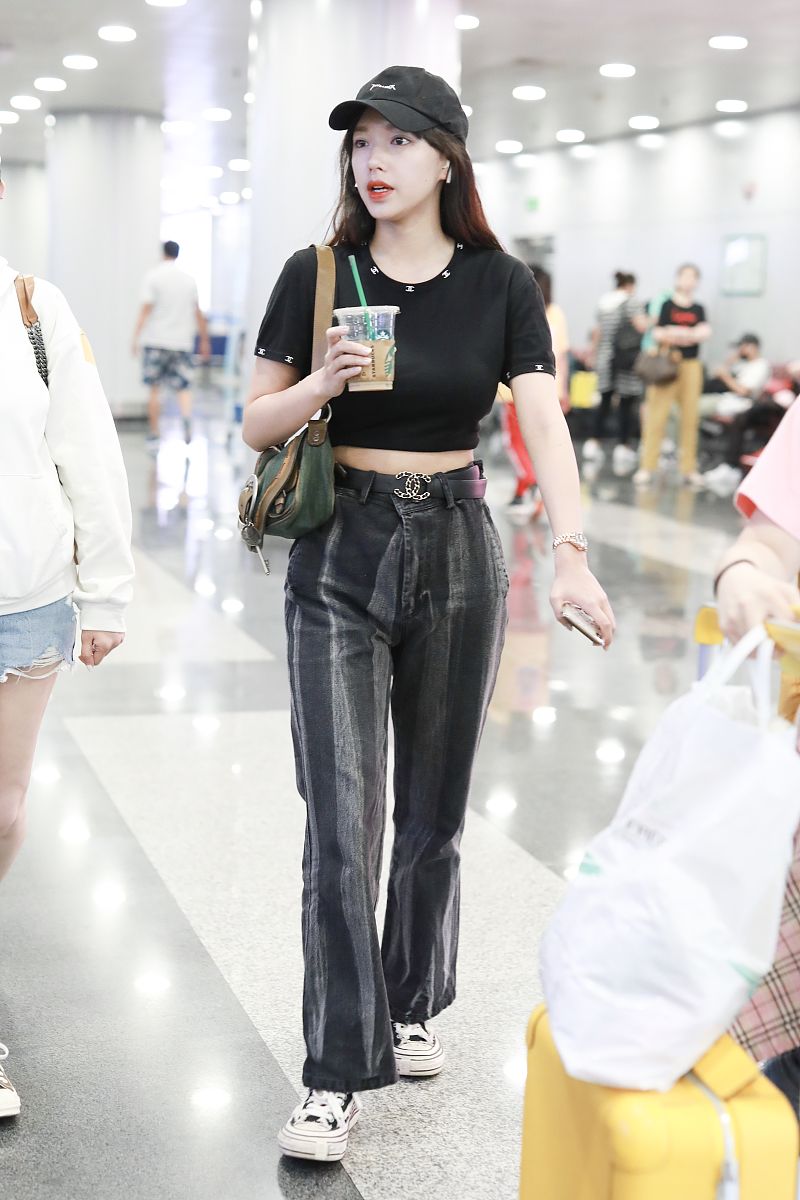 程潇机场街拍：穿露腰T太撩人，是多少男生的理想女神啊