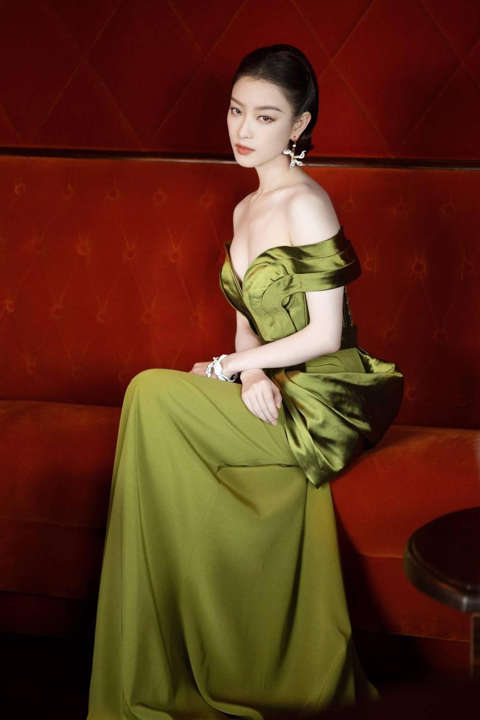 倪妮穿绿色复古花萼裙秀身材 戴兰花耳环清雅别致