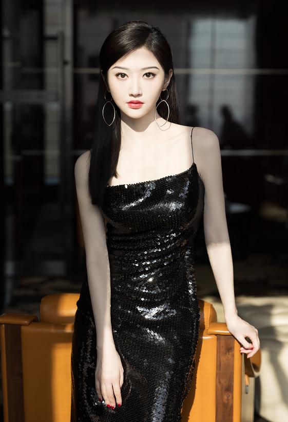 什么是人间富贵花 看景甜穿黑色亮片裙大方秀好身段!