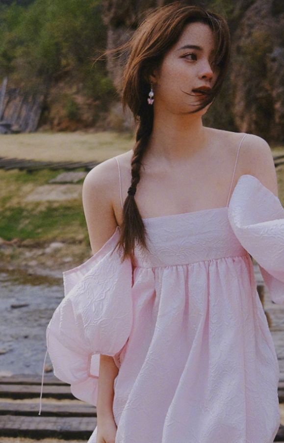 欧阳娜娜上演“湿身诱惑”？穿薄纱衣下水时连内搭都看得清楚