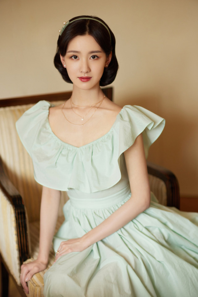 陈都灵一改往日清纯形象,首次尝试性感风格显得妩媚迷人