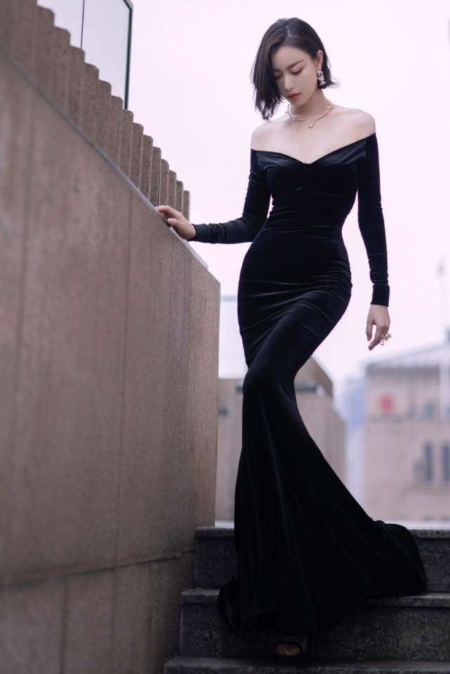 黑丝绒礼服怎么穿 倪妮用黑丝绒礼服展现婀娜身姿美如黑天鹅！