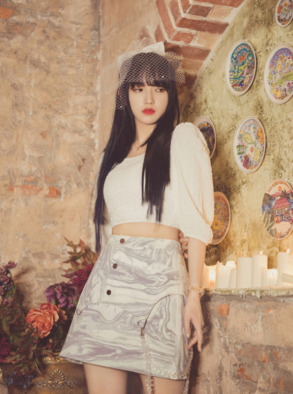 程潇机场街拍：穿露腰T太撩人，是多少男生的理想女神啊