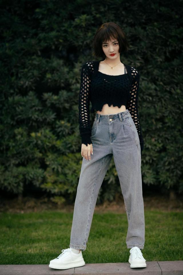 想要清纯又性感怎么穿?让徐璐的最新穿搭告诉你