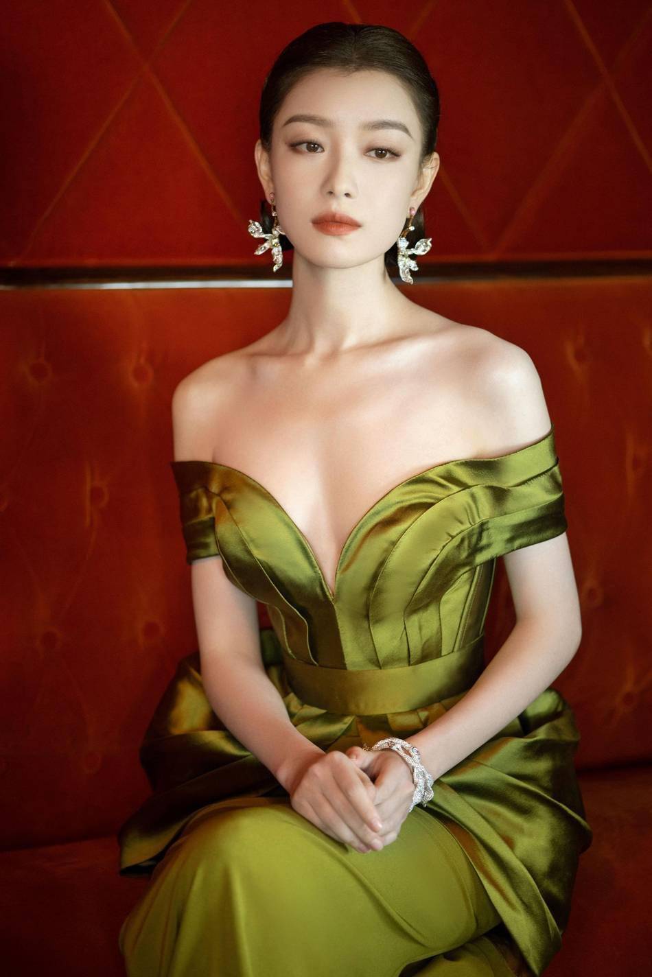 倪妮穿绿色复古花萼裙秀身材 戴兰花耳环清雅别致