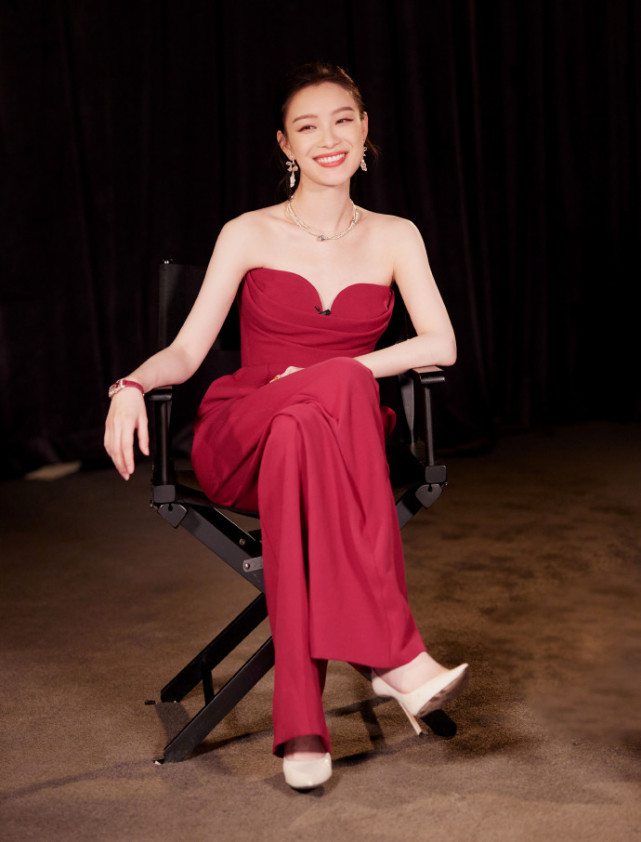 黑丝绒礼服怎么穿 倪妮用黑丝绒礼服展现婀娜身姿美如黑天鹅！