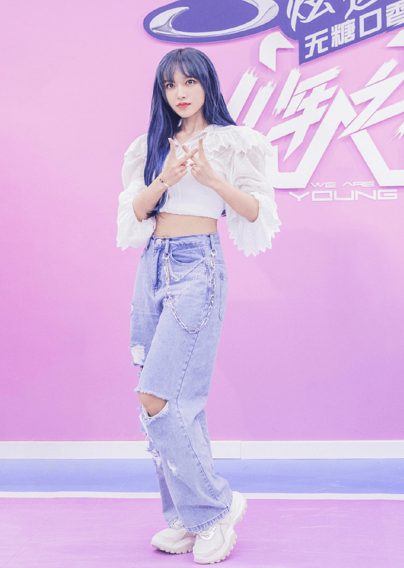 程潇机场街拍：穿露腰T太撩人，是多少男生的理想女神啊