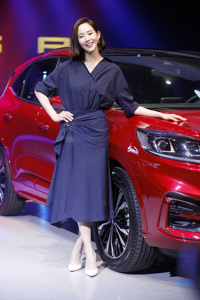 张钧甯穿砍袖款式肌肉线条抢眼，气质干净优雅