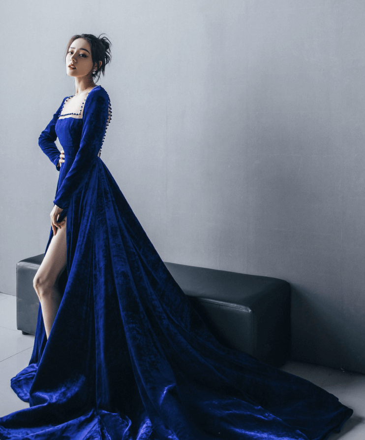 迪丽热巴穿白色镂空裙秀曼妙身姿 这才是真人间尤物！