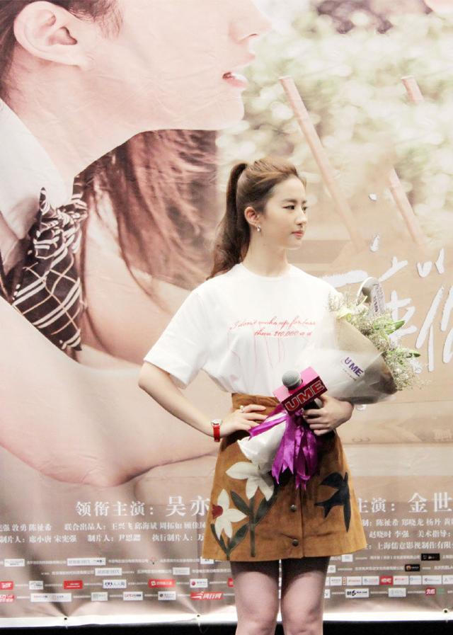 刘亦菲穿白色T恤搭配半身裙清纯甜美，随便穿都有气质