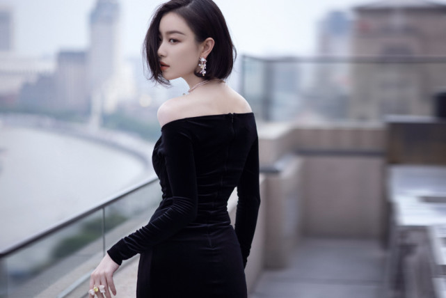 黑丝绒礼服怎么穿 倪妮用黑丝绒礼服展现婀娜身姿美如黑天鹅！