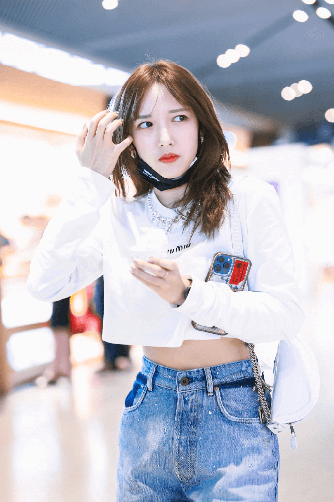 程潇机场街拍：穿露腰T太撩人，是多少男生的理想女神啊